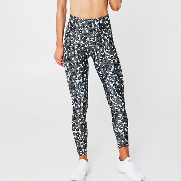 SOUL by soulcycle, leopard camo leggings
SZ XS - Picture 1 of 11